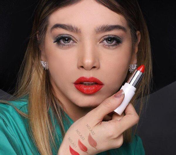 عکس رژ لب زرشکی مخملی