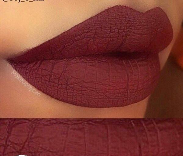 عکس رژ لب زرشکی مخملی