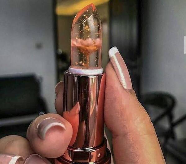 عکس رژ لب روی گردن