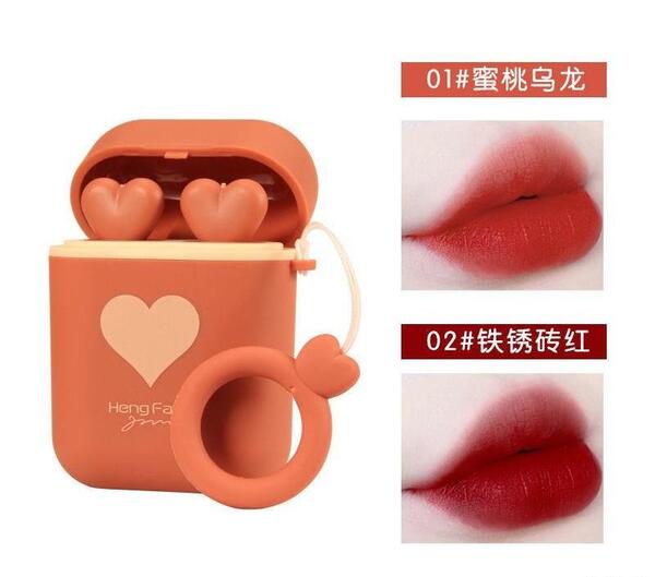 عکس رژ لب روی گردن