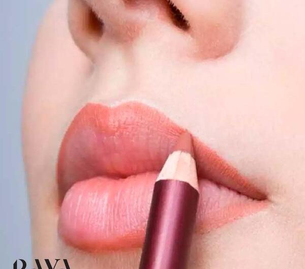 عکس شتری که رژ لب زده