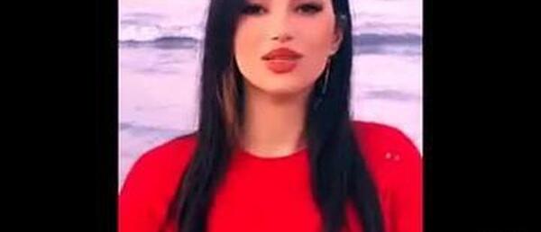 عکس لب خوانی دختر برای پروفایل