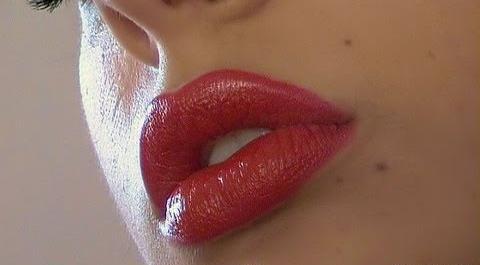 عکس لب خوانی دختر برای پروفایل