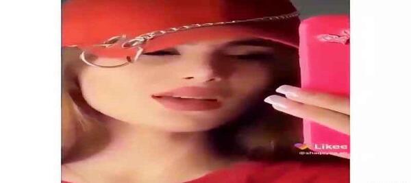 عکس لب خوانی دختر برای پروفایل