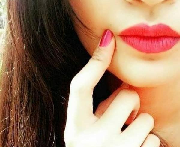 عکس دختر با لب خنده