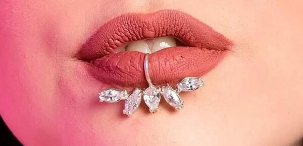 عکس پیرسینگ لب حلقه