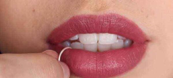 عکس پیرسینگ لب حلقه ای