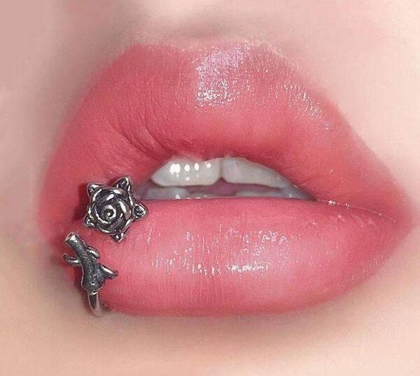 عکس پیرسینگ لب حلقه ای