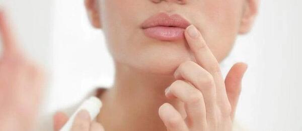 عکس لب های ترک خورده