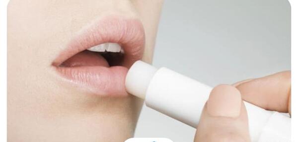 عکس لب های خشک و ترک خورده