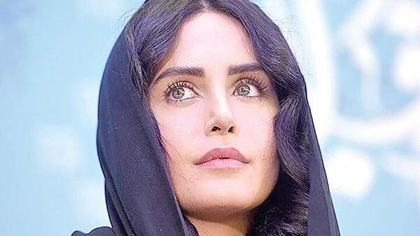ژست عکس لب پنجره