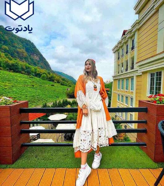 ژست عکس لب پنجره