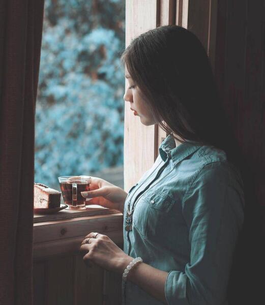 ژست عکس لب پنجره