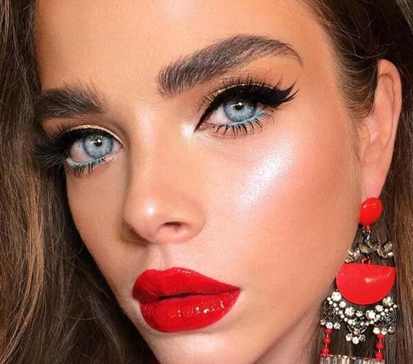 عکس رژ لب صورتی اکلیلی