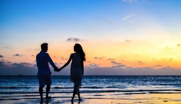 ژست عکس لب دریا اینستاگرام پسرانه