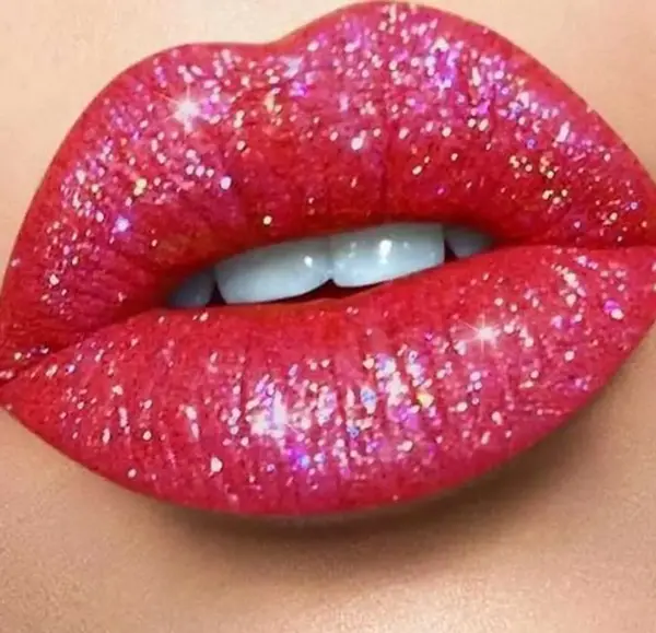 عکس رژ لب قرمز اکلیلی