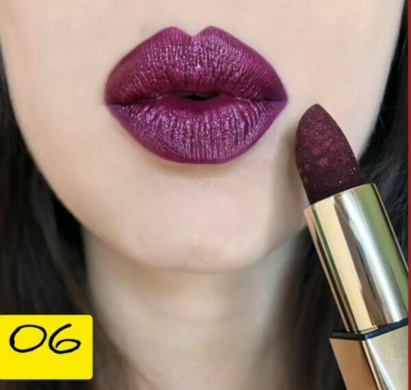 عکس رژ لب قرمز اکلیلی