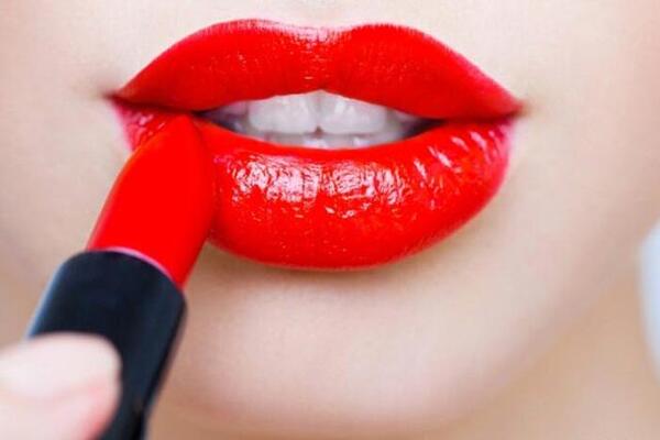 عکس رژ لب قرمز اکلیلی