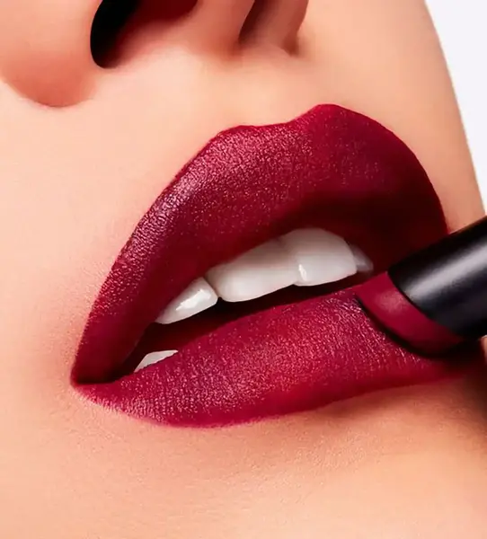 عکس رژ لب قرمز اکلیلی