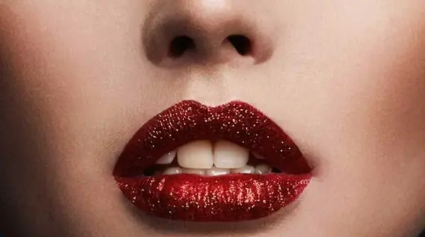 عکس رژ لب قرمز اکلیلی