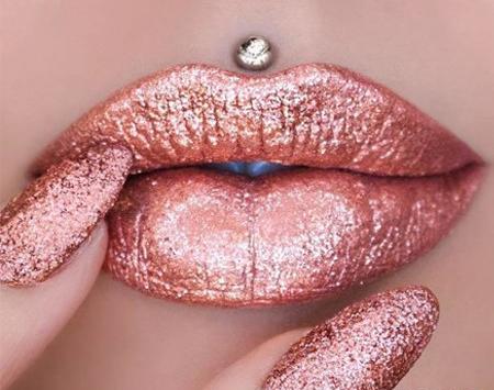 عکس رژ لب قرمز اکلیلی