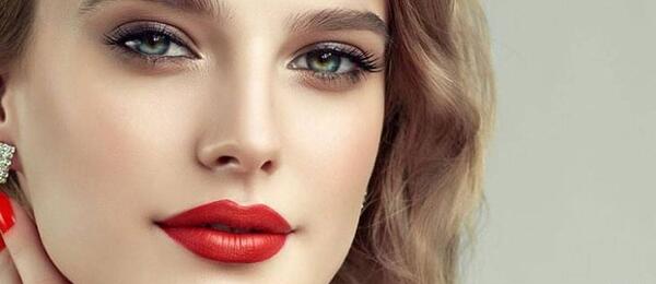 عکس رژ لب قرمز اکلیلی