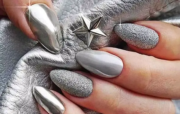 عکس لاک ناخن نقره ای