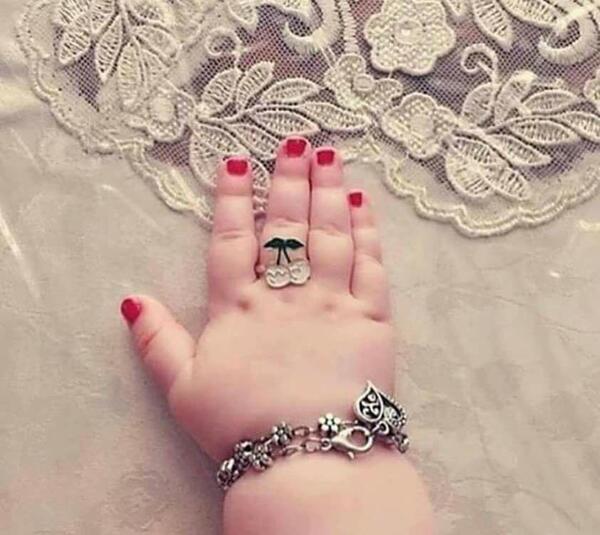 عکس دست ناخن لاک زده برای پروفایل