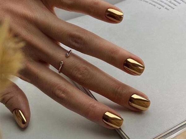 عکس لاک ناخن طلایی