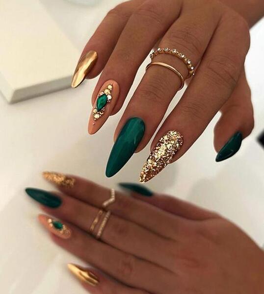 عکس لاک ناخن طلایی