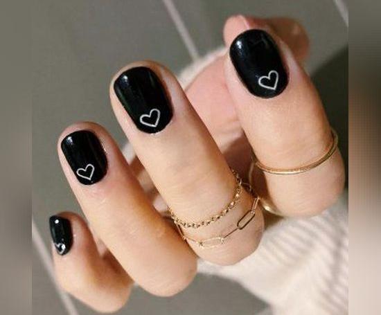 عکس ناخن لاک سیاه و سفید