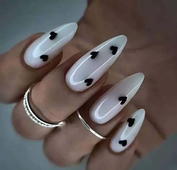 عکس ناخن سفید مشکی ساده
