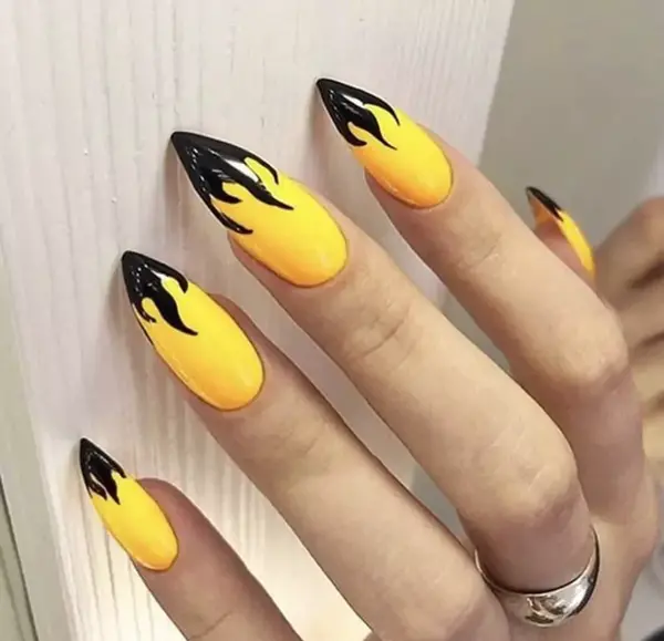 عکس طراحی ناخن با لاک زرد و مشکی