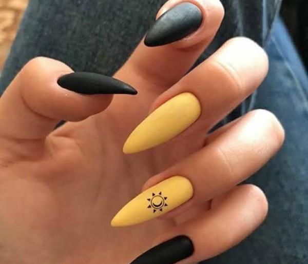 عکس طراحی ناخن با لاک زرد و مشکی