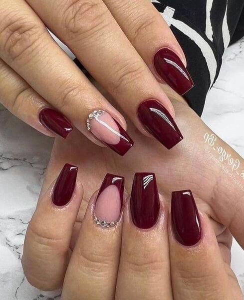 عکس کاشت ناخن زرشکی کوتاه