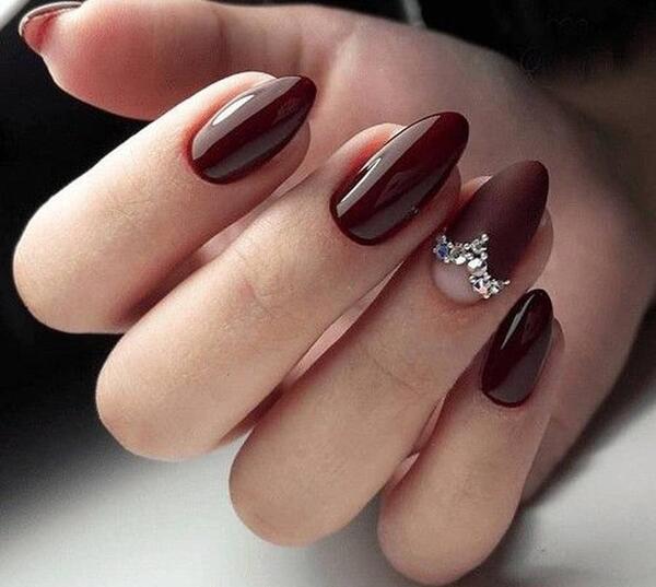 عکس کاشت ناخن زرشکی کوتاه