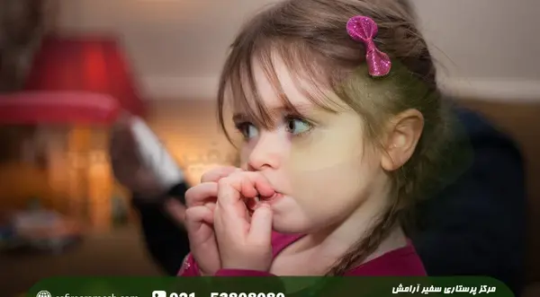 عکس ناخن جویدن بچه ها