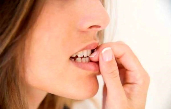 عکس ناخن جویدن بچه ها