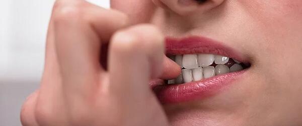 عکس ناخن جویدن بچه ها