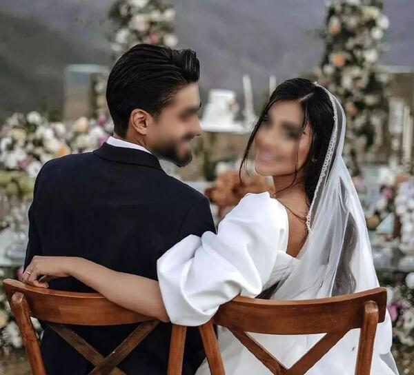 ژست عکس نامزدی در آتلیه