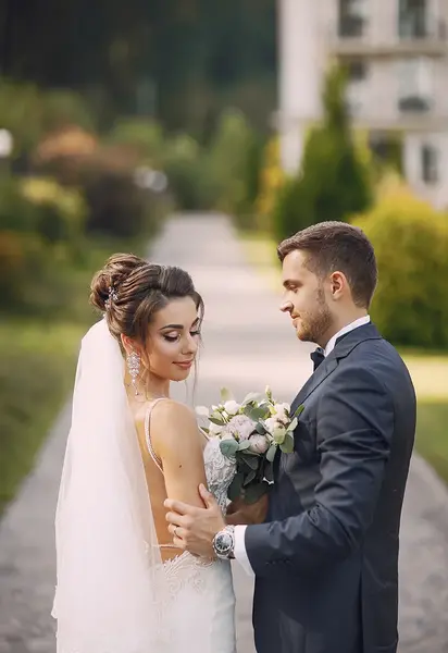 ژست عکس نامزدی در آتلیه