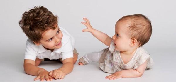 عکس نوزاد با خواهرش