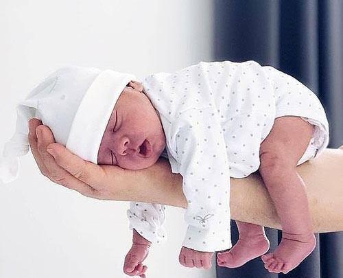 عکس نوزاد پسر یک ماهگی