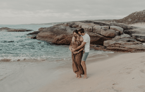 عکس ماهگرد نوزاد کنار دریا