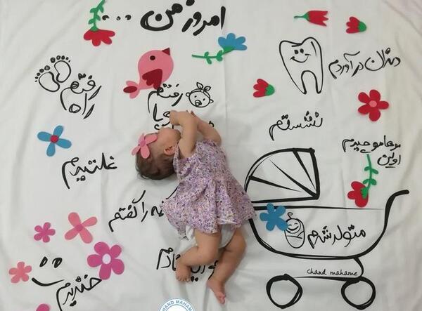 ژست عکس نوزاد در خانه