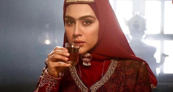 عکس پشت صحنه آقای ملکه با زیرنویس فارسی