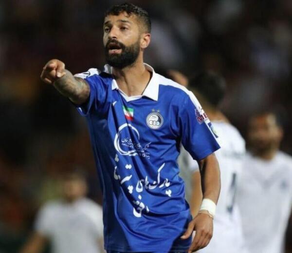 عکس خالکوبی پشت کمر وحید مرادی