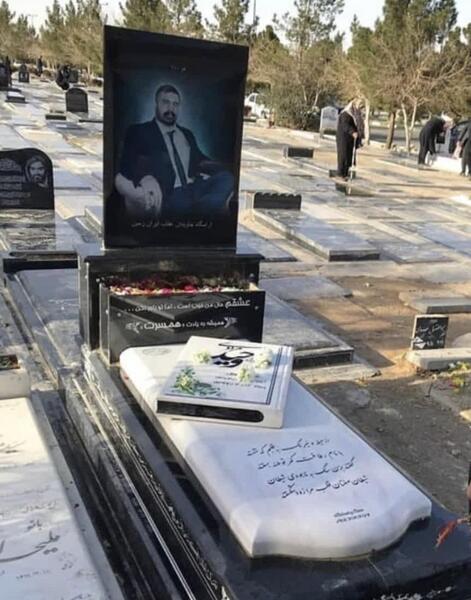 عکس خالکوبی پشت کمر وحید مرادی