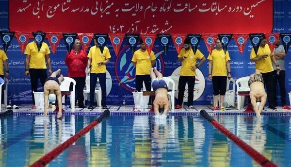 شنای عکس زن وحید مرادی در استخر