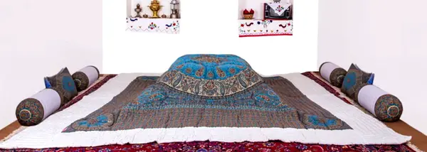 عکس کرسی قدیمی شب یلدا